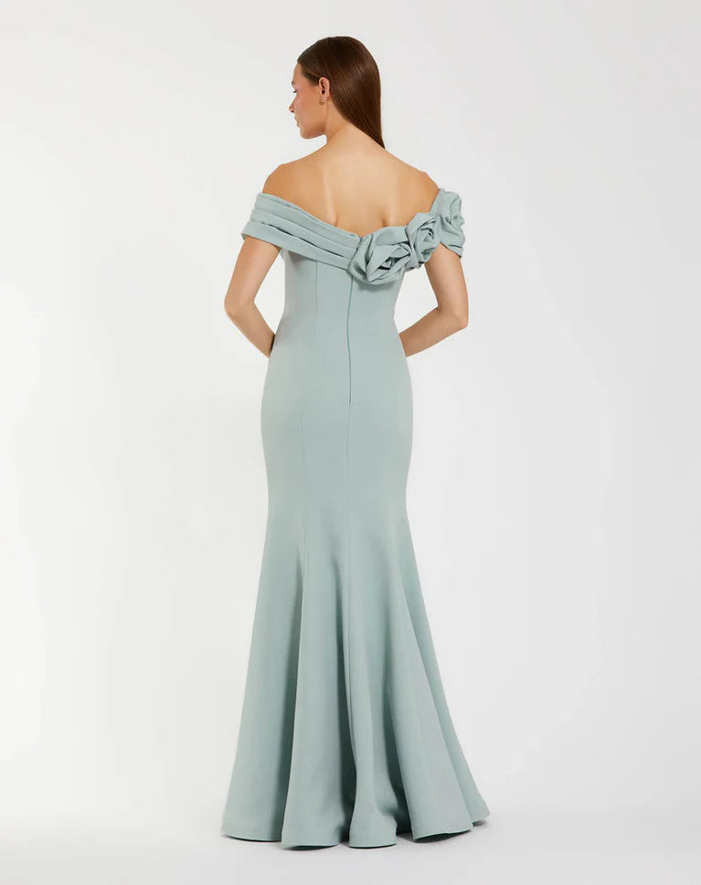 Robe Weitese en satin bleu pâle glamour, épaules dénudées, coupe sirène, accent floral, longueur au sol